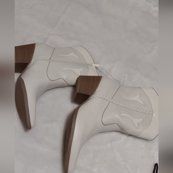 Universal Thread White Ankle Boots - Picture 1 of 7